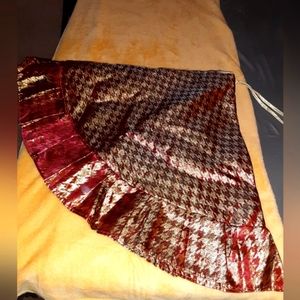 Xmas tree skirt, shiny gold and maroon color